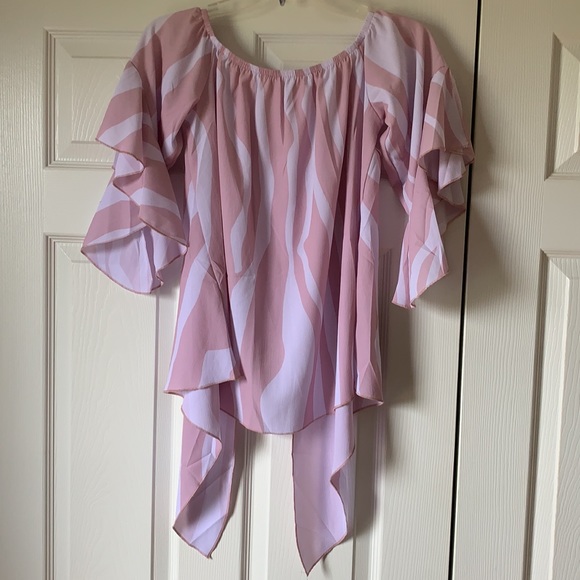 Pink & white flowy blouse. Medium - Picture 2 of 6